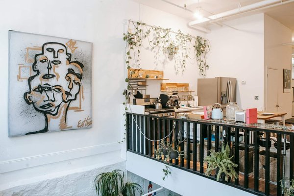 Est-il possible de louer un appartement à Barcelone avec des cours de peinture surréaliste en hommage à Dalí?